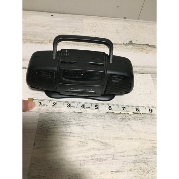 Lifelong Baby Boom Box AM/FM radio with handle - Picture 5 of 7